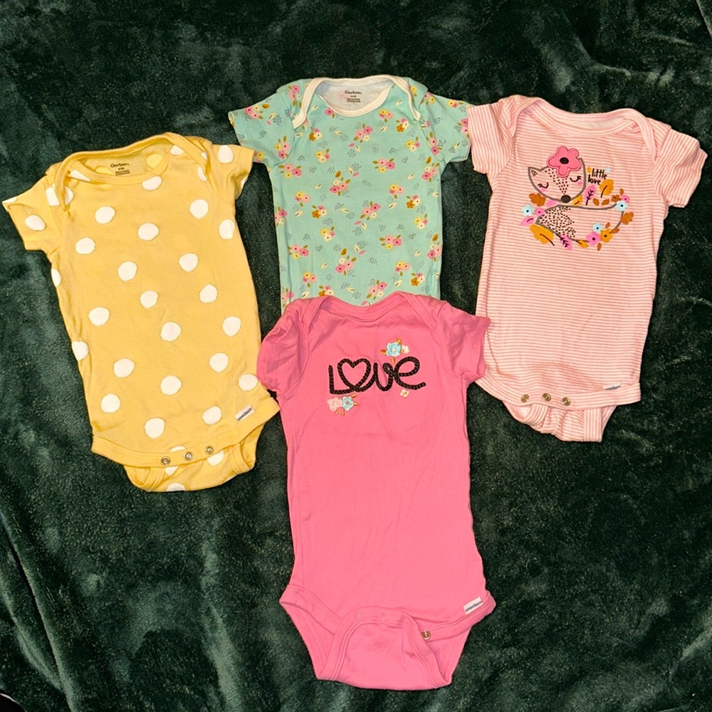 4 pack Gerber 6-9M onesies